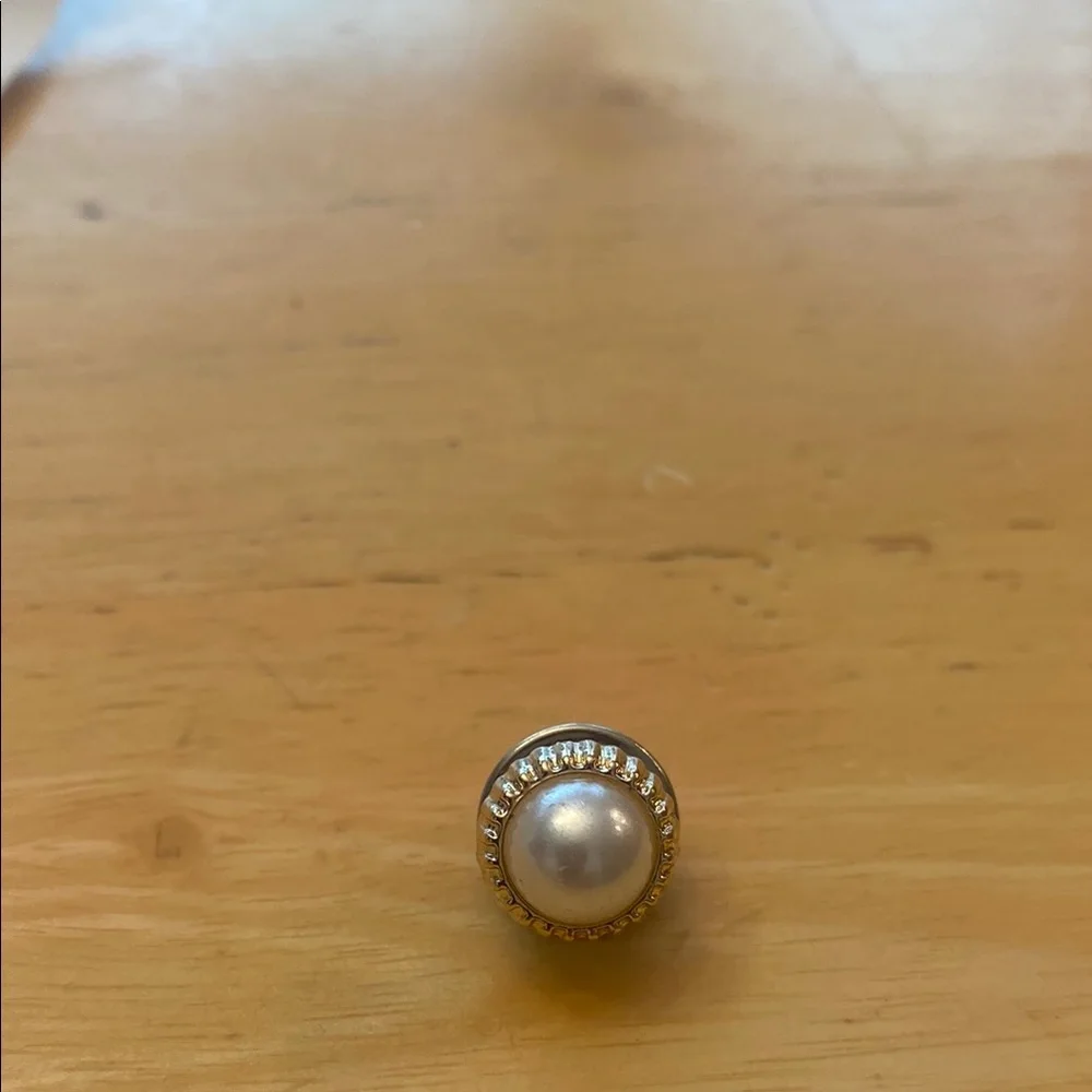 Small faux pearl in gold tone trim brooch. Use on scarf, lapel or tie.